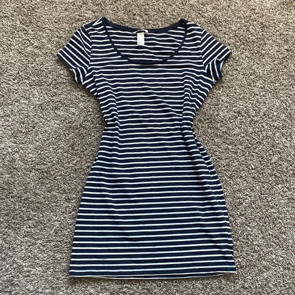h&m blue summer dress Found the dreamiest H&M dress. Serving soft elegance that looks way more expensive than it was The perfect look for every brunch, rooftop and summer event you have coming up. The